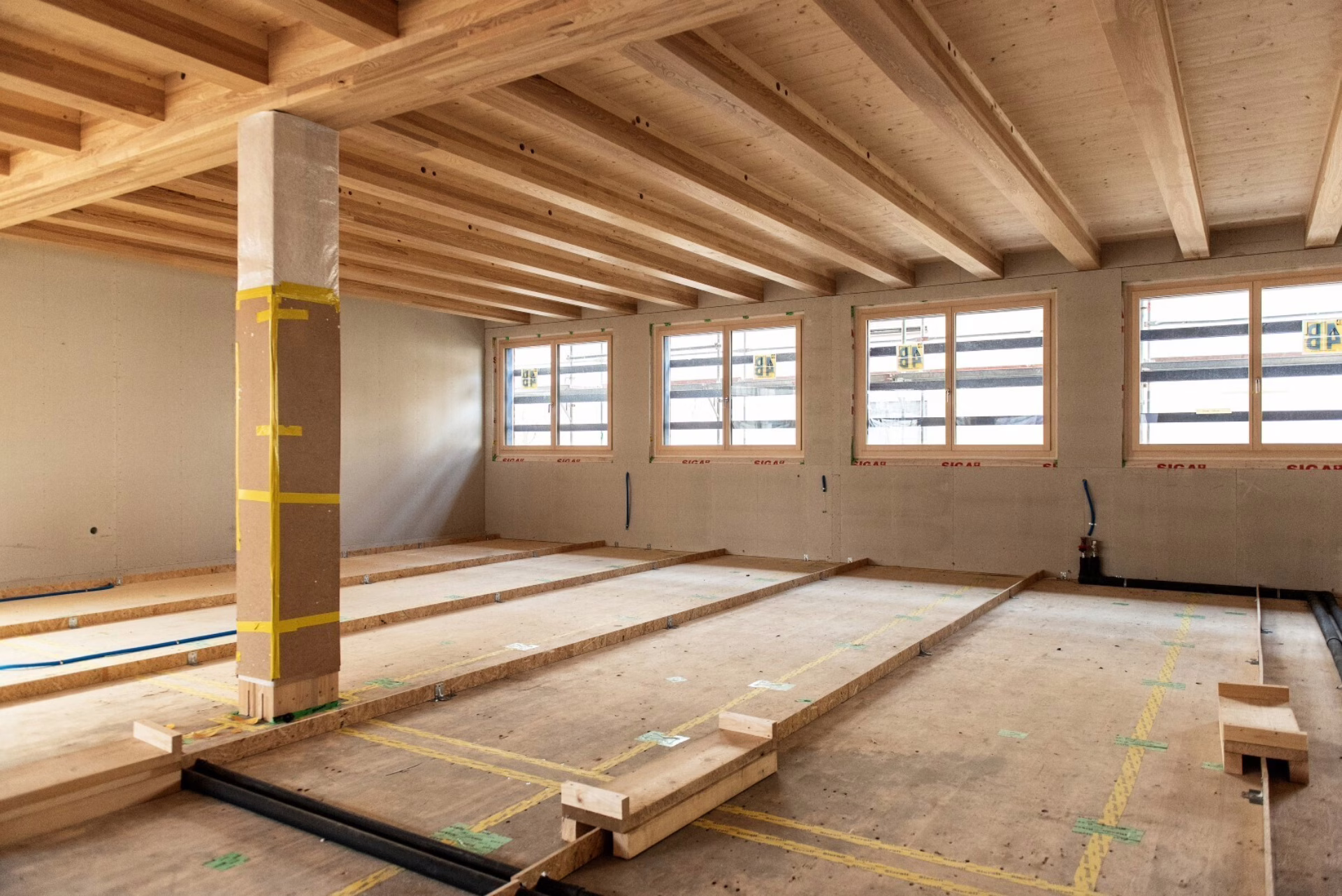 Einfüllung der Kalksplittschüttung. Fotografie: Martina Villiger, Holz & Funktion AG
