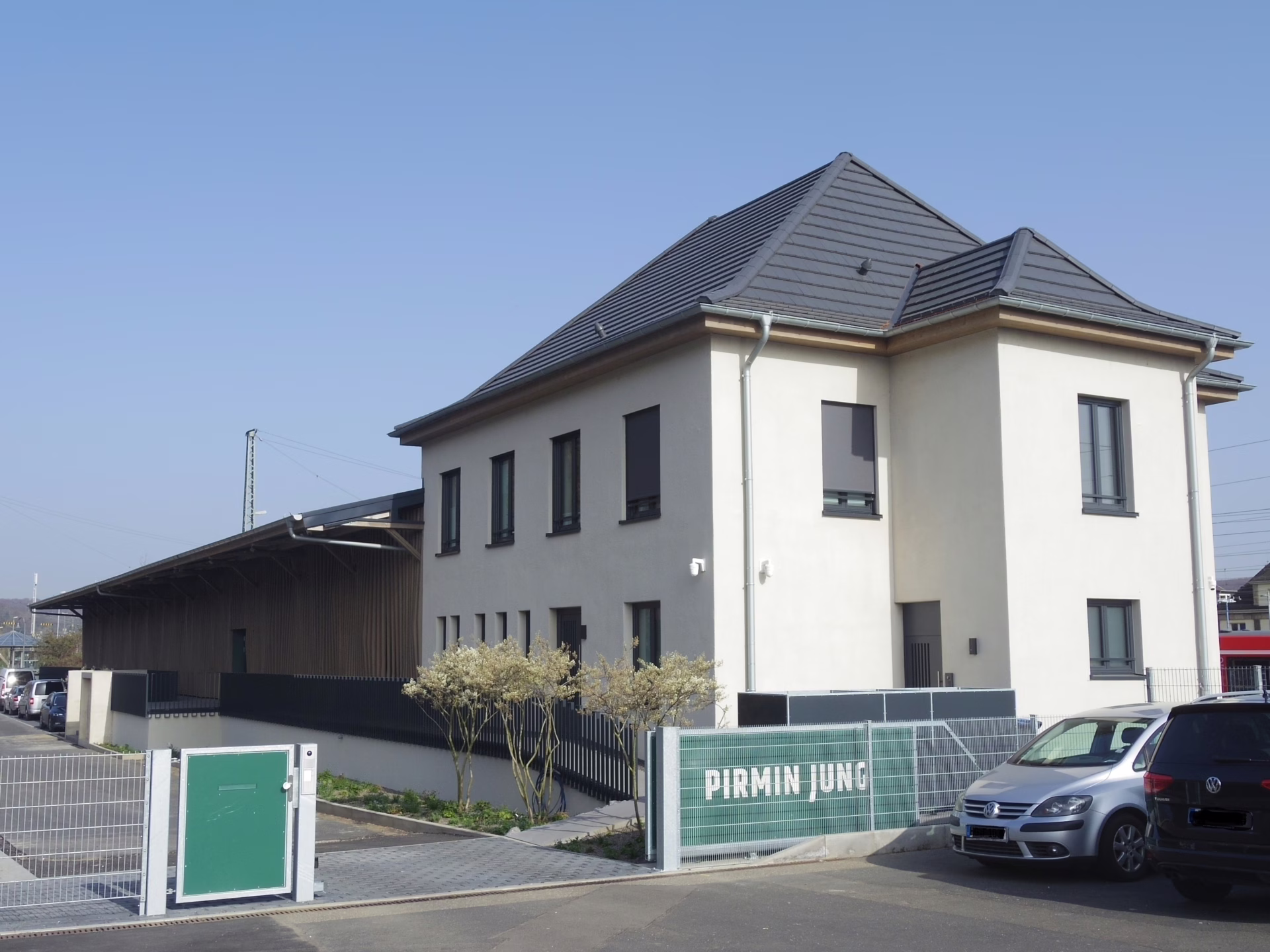 Die Wohnung ist im ersten Stock über unserem Büro in Remagen