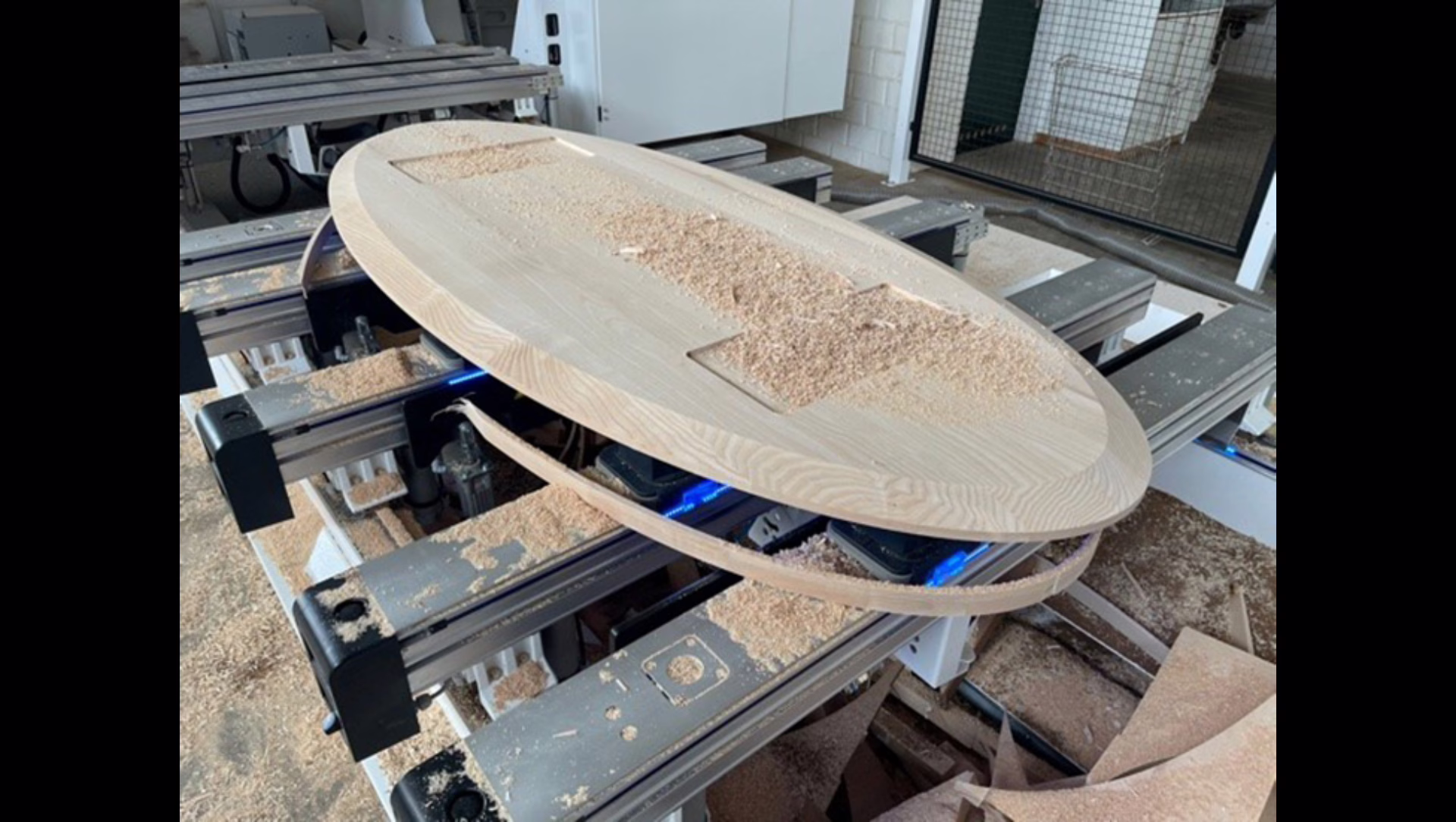 So sieht der Stehtisch nach dem Fräsen auf der CNC-Maschine aus. Fotografie: TRINATURA GmbH