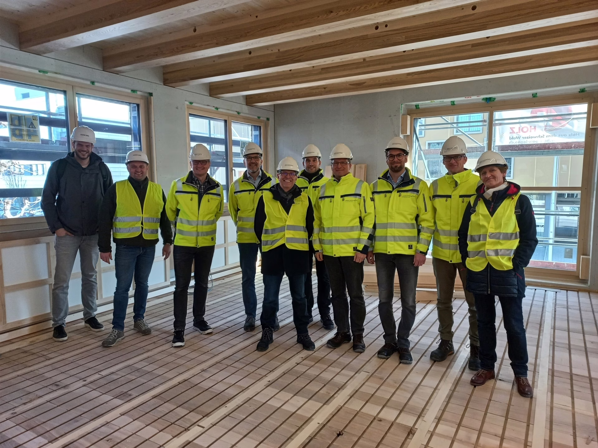 Grosses Interesse am Bauen mit Holz: Besuch der Mitarbeitenden der Gebäudeversicherung des Kantons Luzerns.