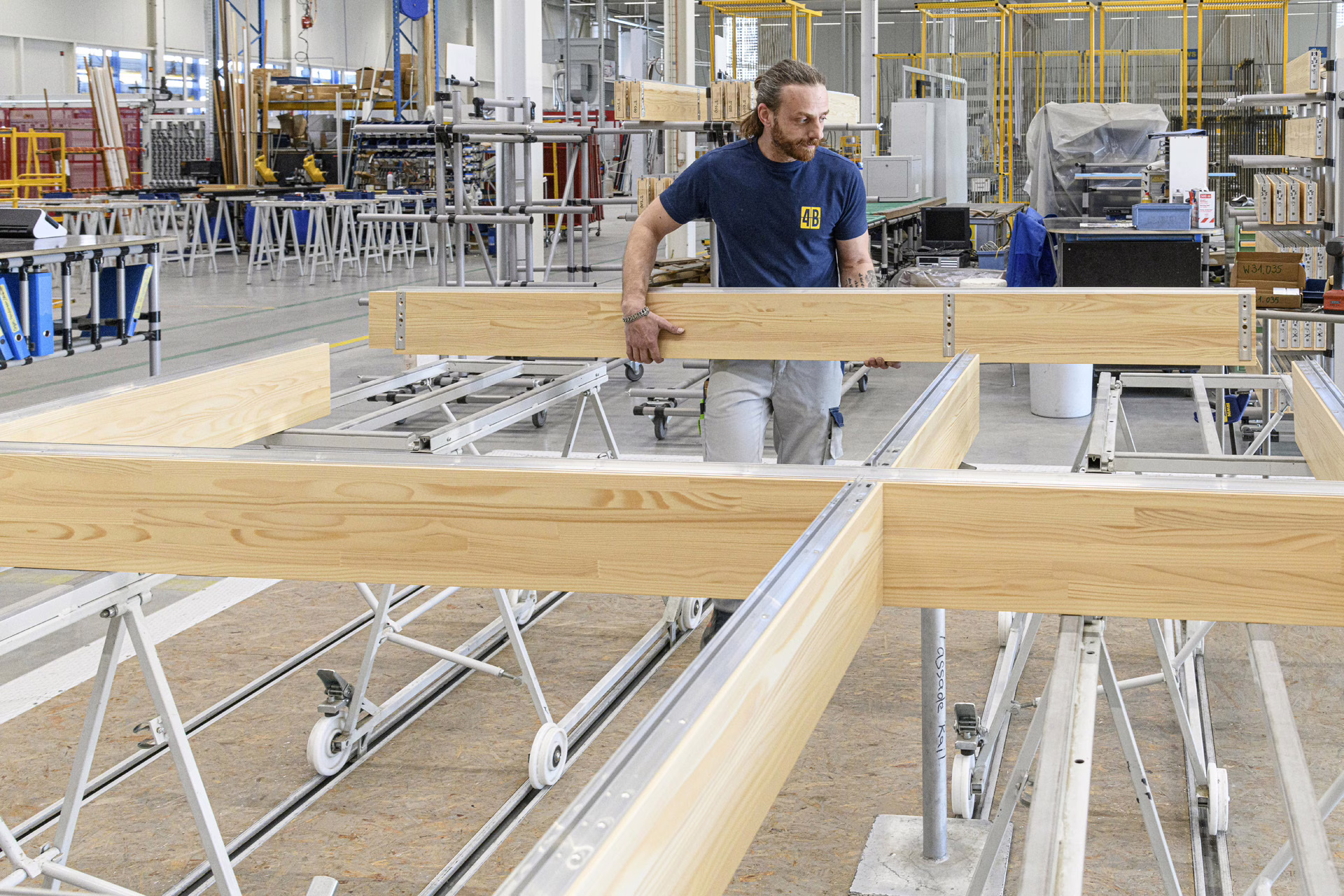 Aufgrund der Transportkapazitäten und den vorhandenen Einbringöffnungen am Bau, werden die im Werk vorkon-fektionierten Pfosten- und Riegelprofile zu Elementen zu-sammengebaut.