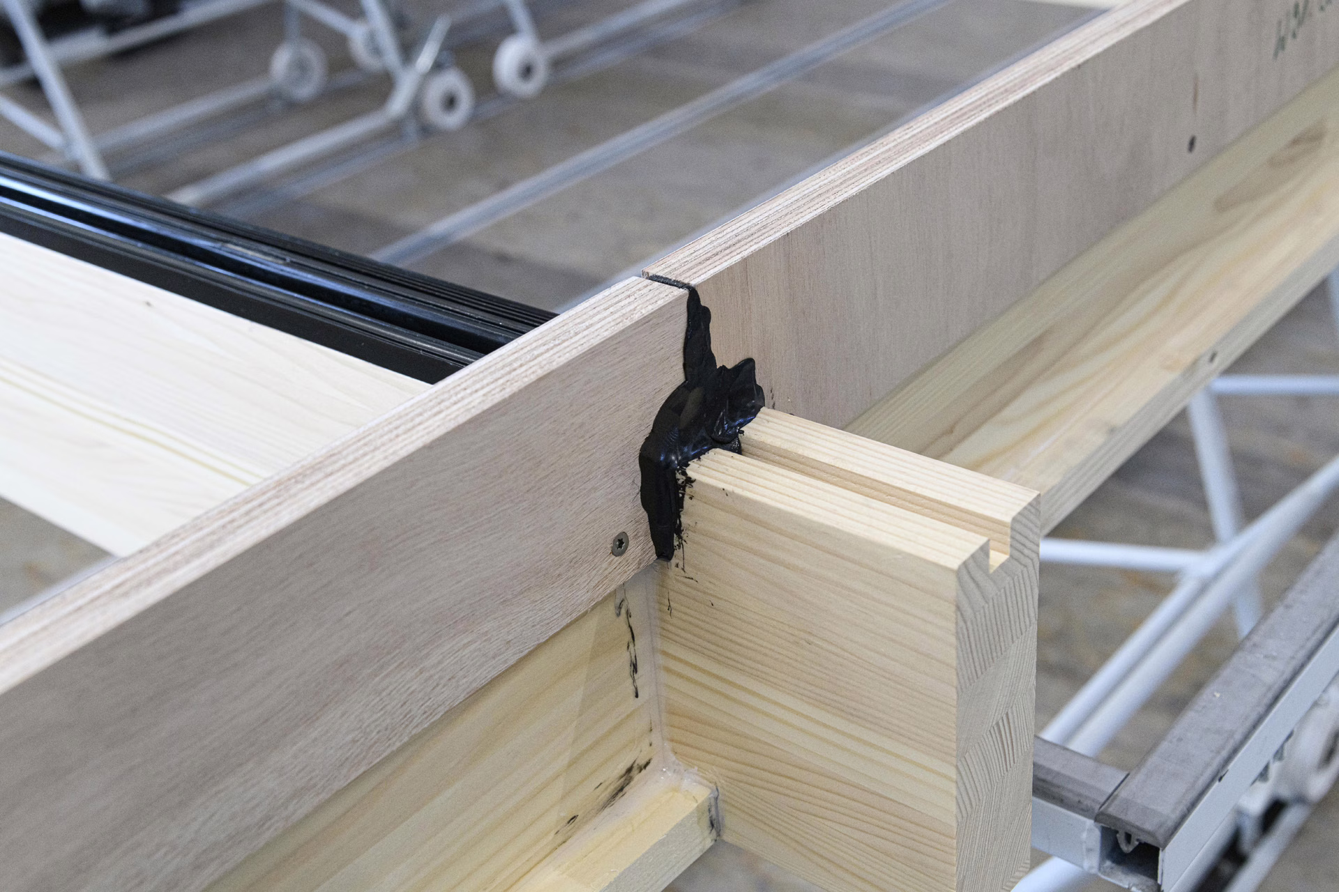 Bei den zusammengebauten Fassadenelementen resp. dem sogenannten Gerippe, müssen die Verbindungen, Stösse, Kreuzpunkte entsprechend den bauphysikalischen Vorgaben und Anforderungen verarbeitet und abgedichtet werden.