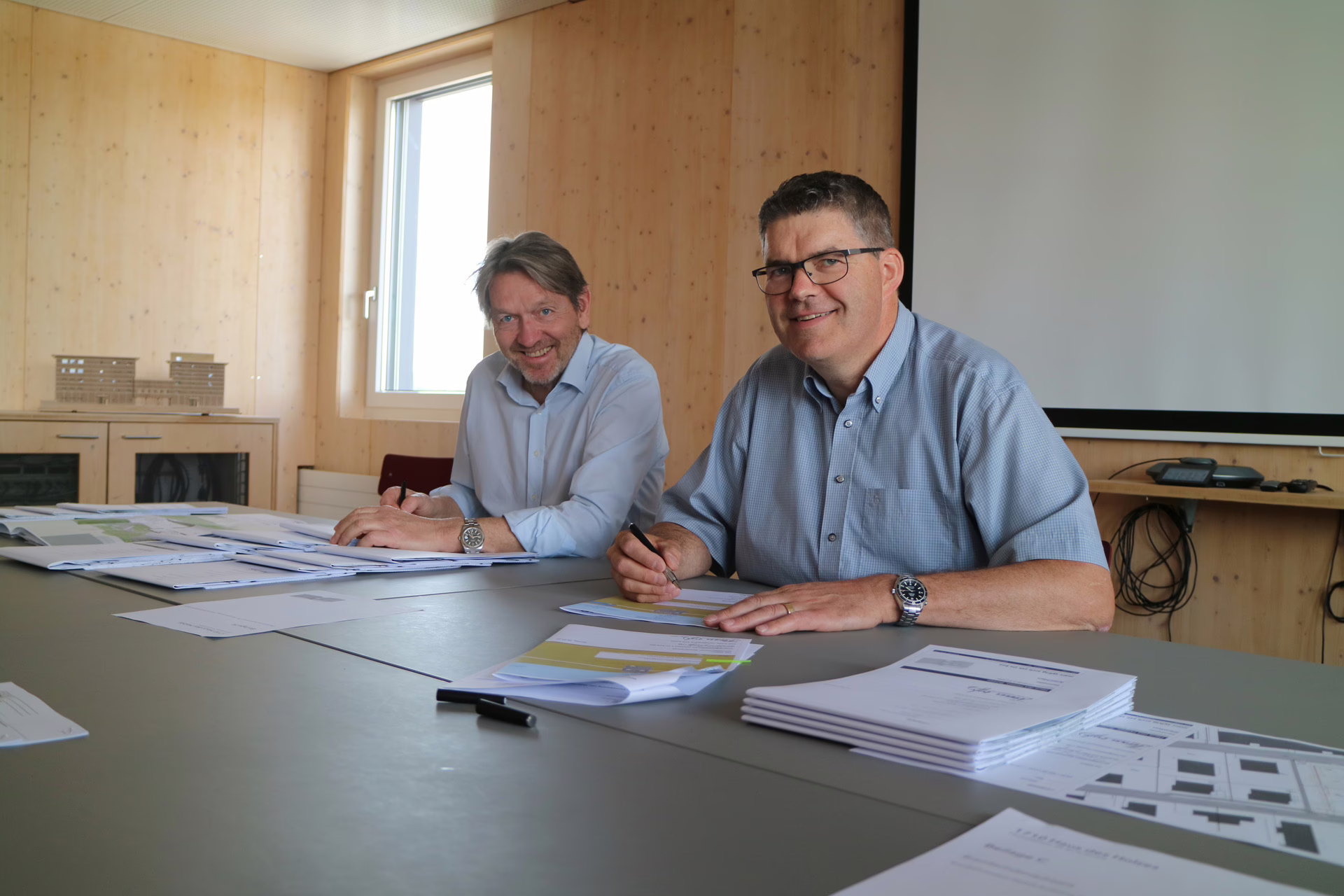 Der Architekt Marc Syfrig (links im Bild) und Pirmin Jung bei der Unterzeichnung der Baueingabe.