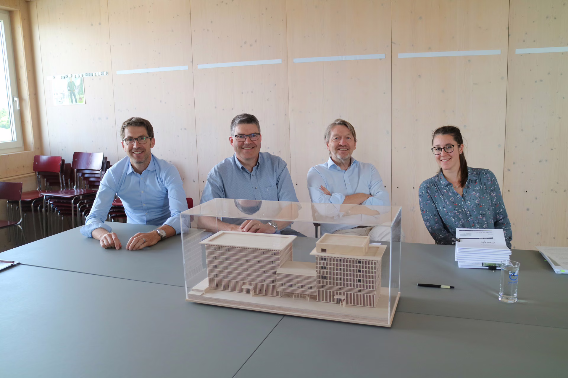v.l.n.r. Urban Jung, Gesamtprojektleiter Jung Meyerhans AG | Pirmin Jung, Bauherr | Marc Syfrig, Architekt | Tanja Schwarz, Architektin