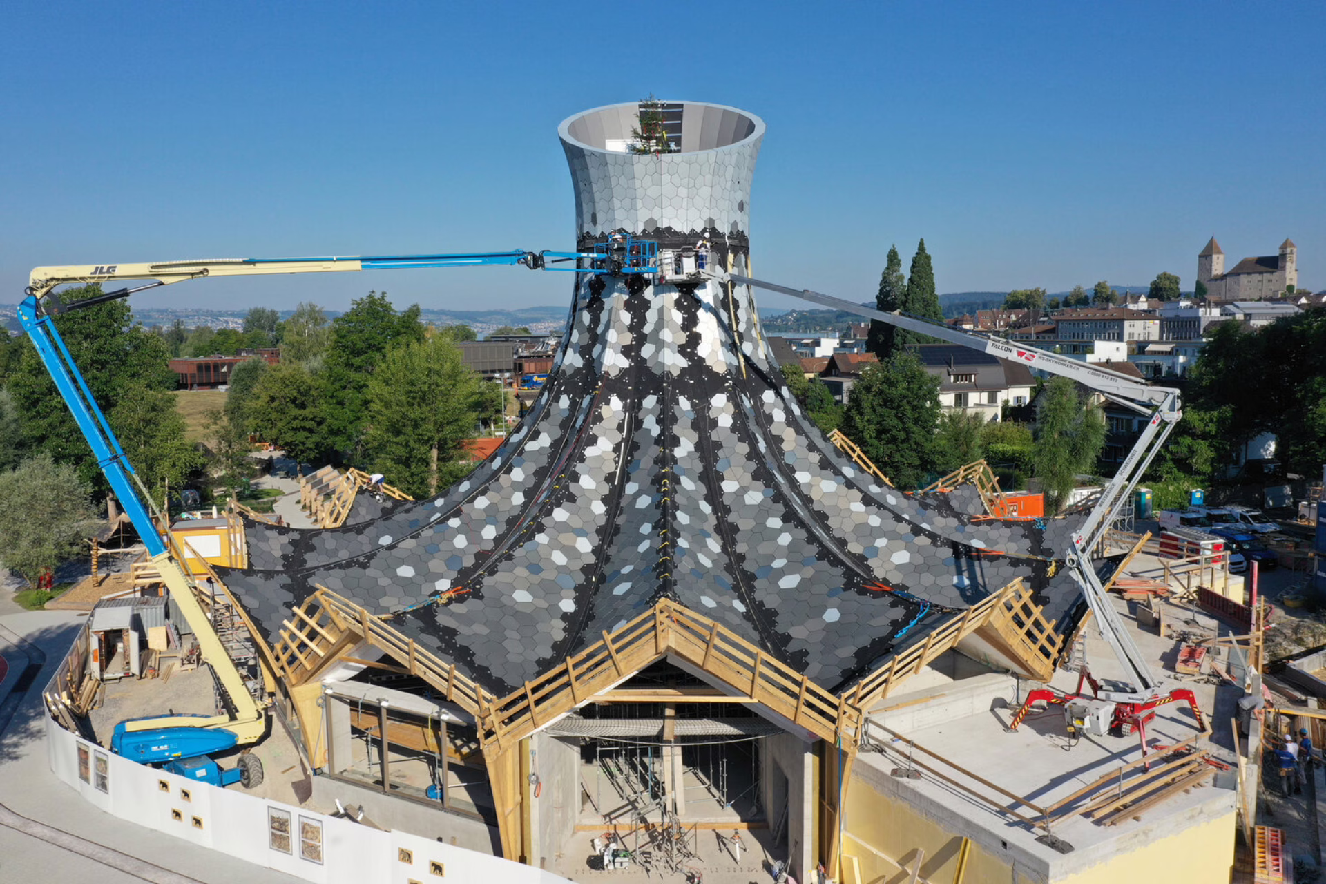 Am Schluss konnte der «Hut» mit Abmessungen von rund 7m Durchmesser und 18 Tonnen Gewicht passgenau und komplett fertig vormontiert aufgesetzt werden.
