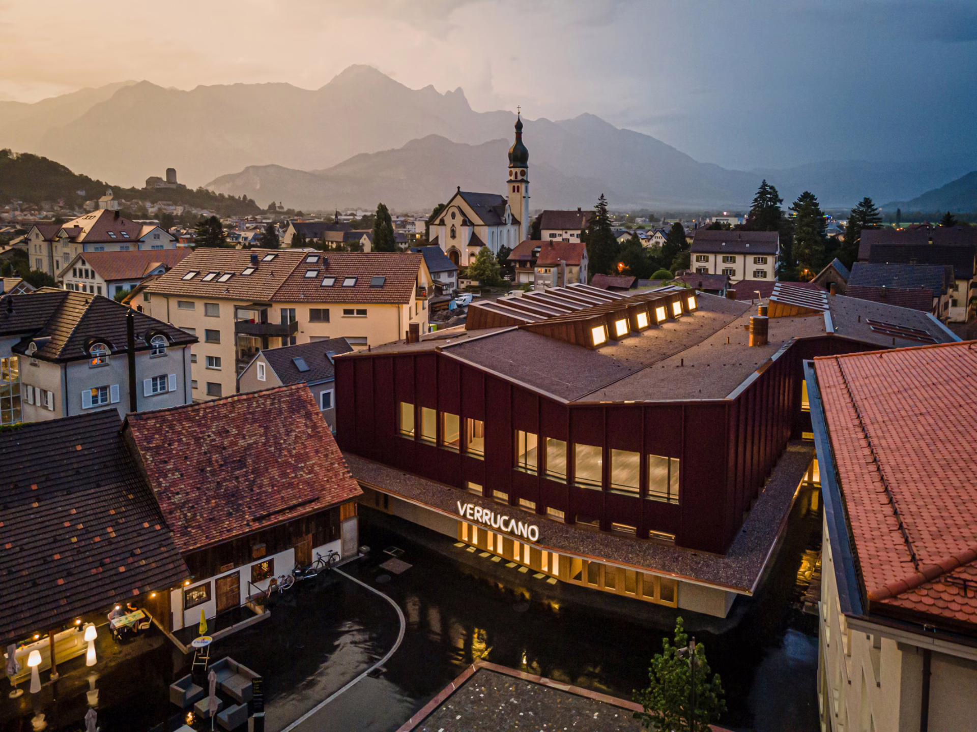 Das neue Kunst- und Kulturhaus Verrucano - rechts das neue Rathaus. Foto: Stefan Bienz