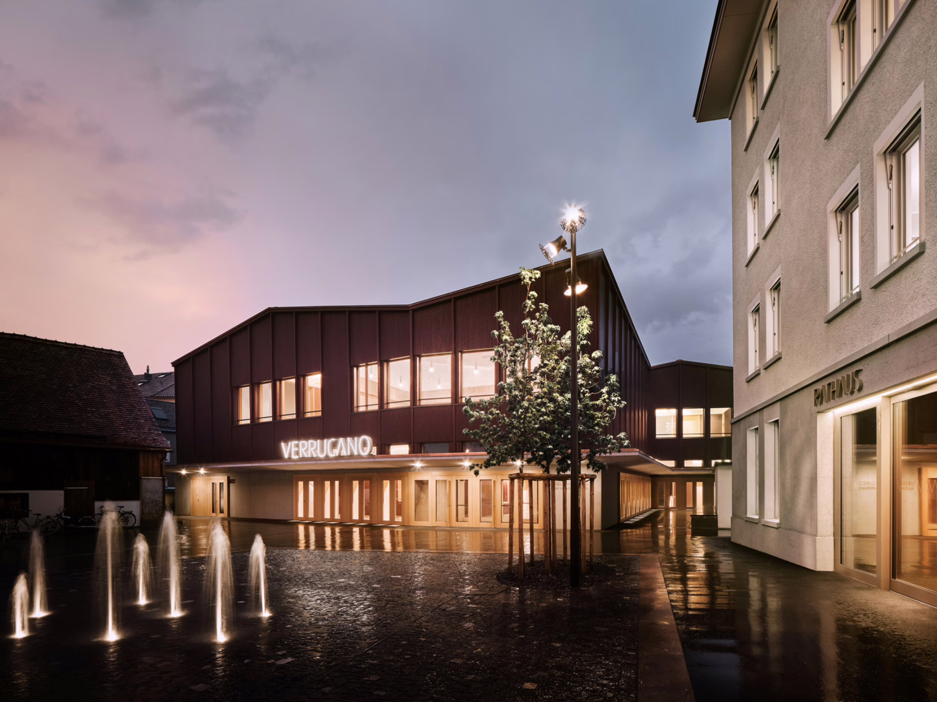 Das neue Kunst- und Kulturhaus Verrucano - rechts das neue Rathaus. Foto: Ladina Bischof Fotografie.