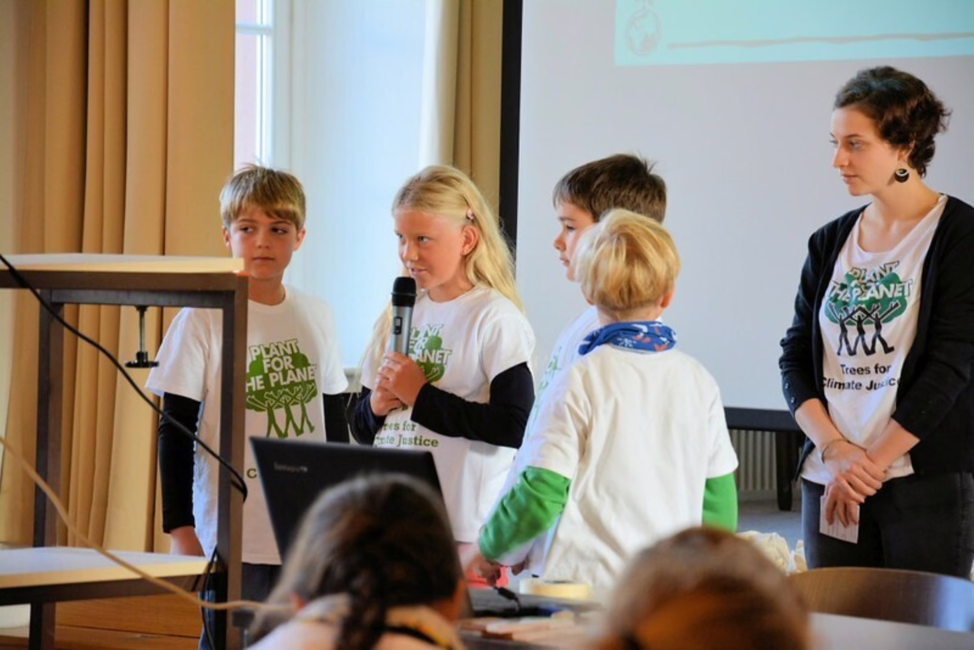 Kinder und Jugendliche aus der Schweiz und Deutschland engagieren sich fĂĽr Plant-for-thep-Planet.