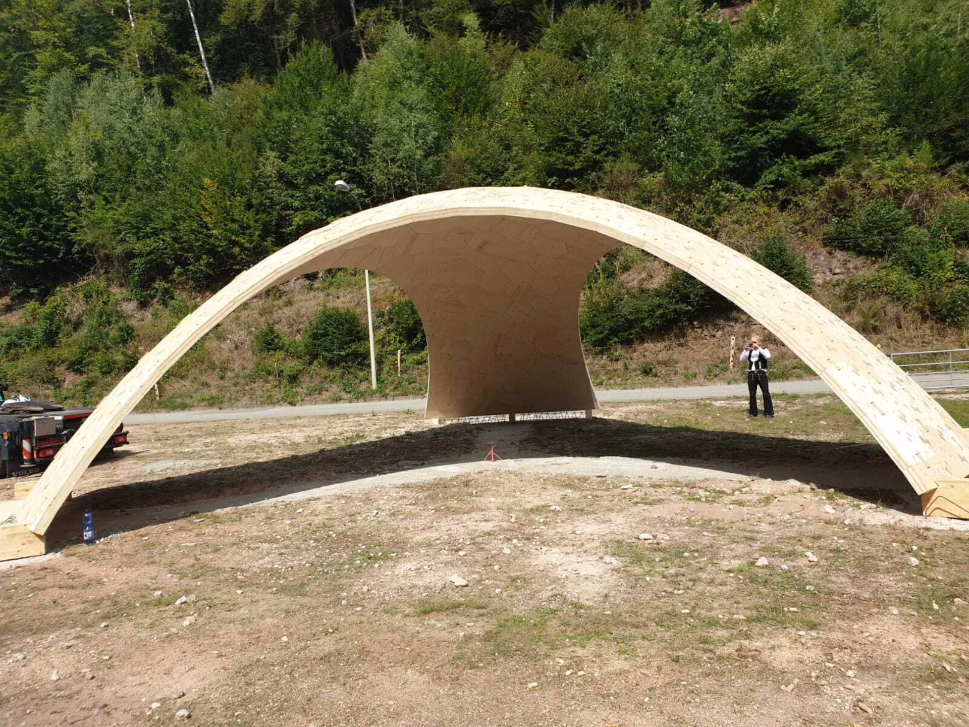 Der Pavillon spannt über 12 Meter frei ...