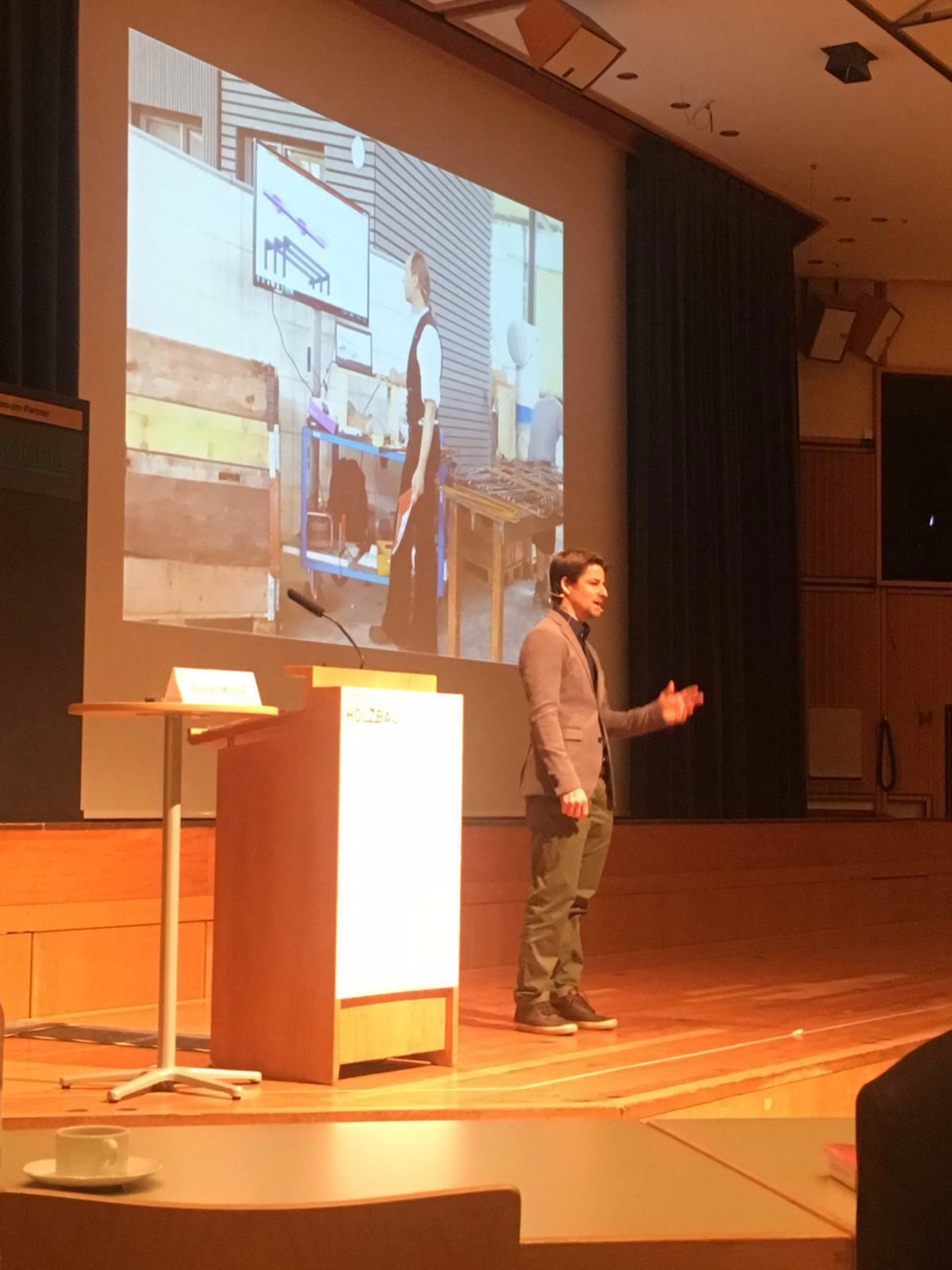 Daniel Müller referiert an der Fachtagung "Gebäudetechnik und Bauphysik".