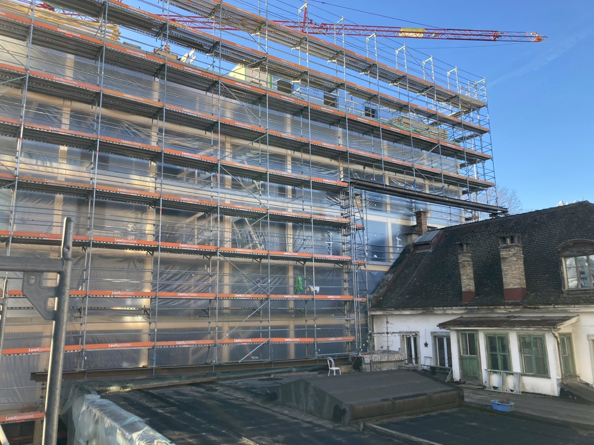 Einzelbauten aus unterschiedlichen Zeitepochen bleiben erhalten, werden saniert und ertüchtigt und in das neue Siedlungskonzept integriert.