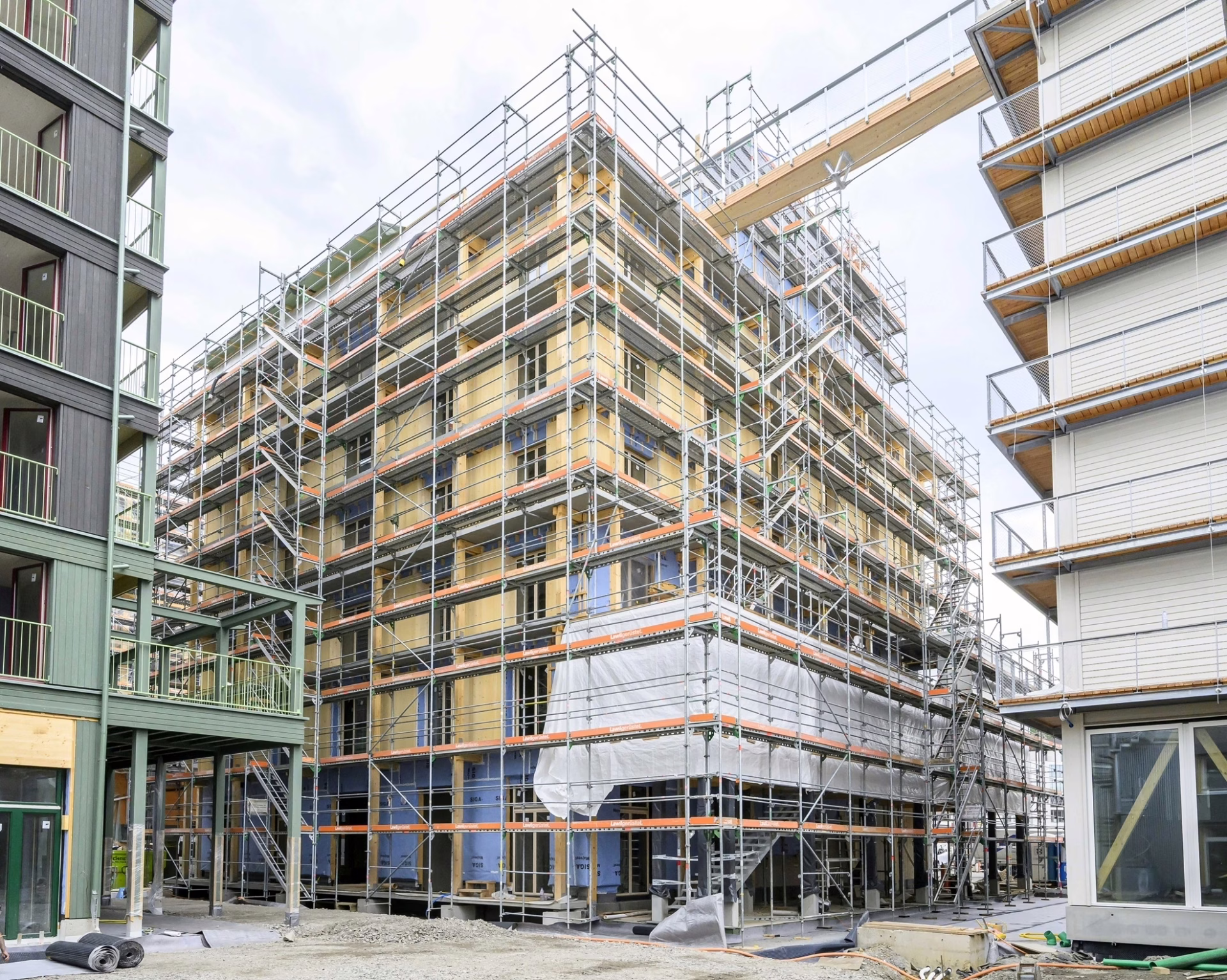 Brücken verbinden das Gebäude mit dem Nachbarhaus.