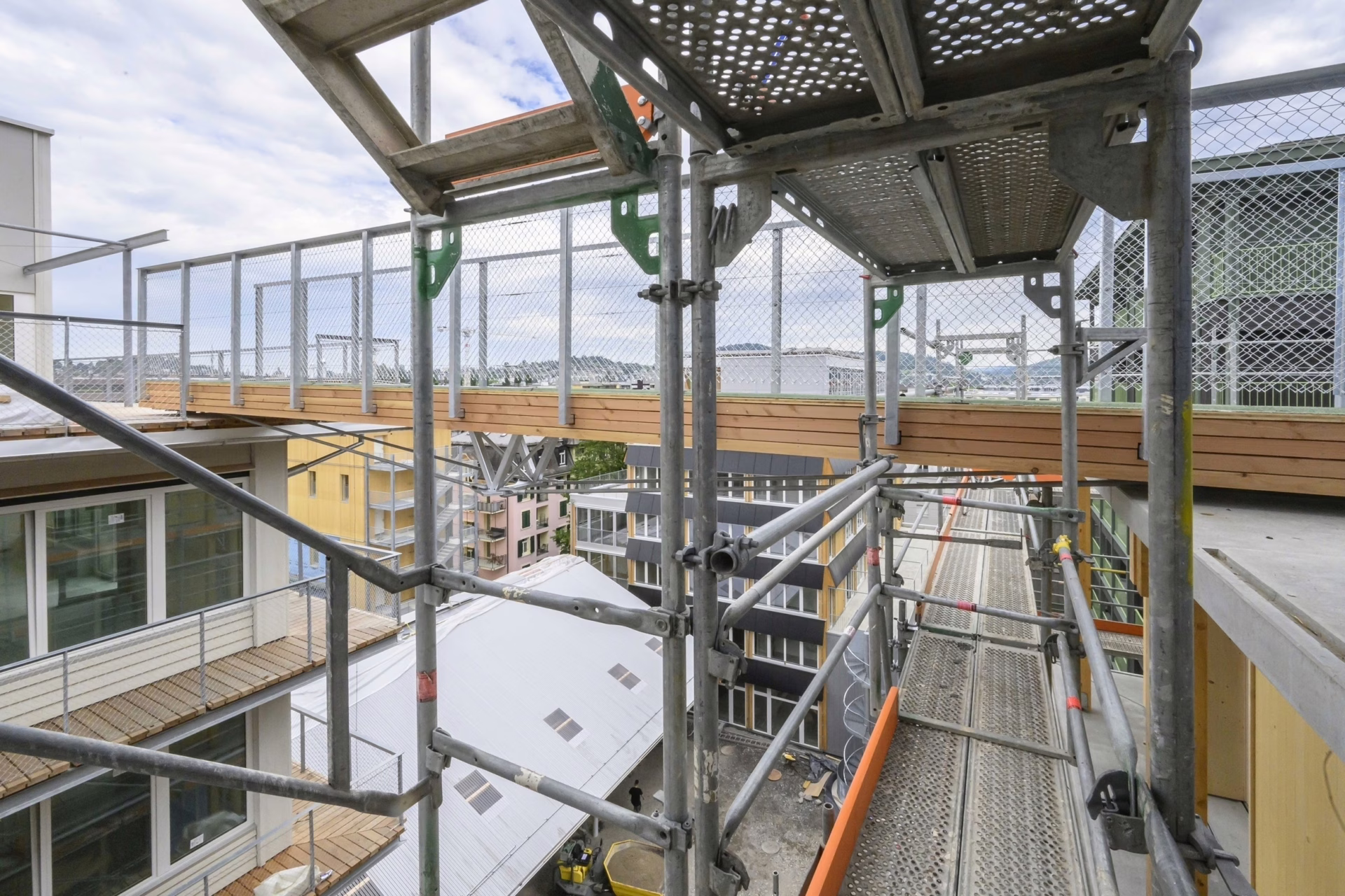 Brücken verbinden das Gebäude mit dem Nachbarhaus.