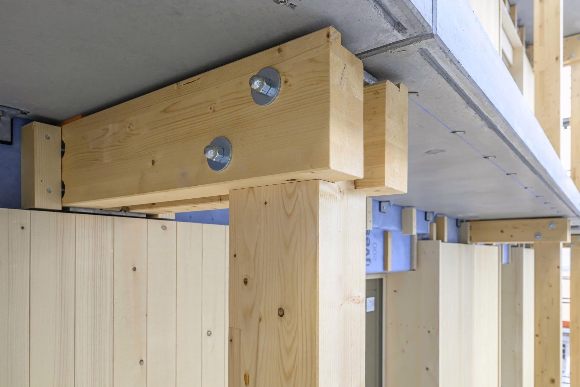 Auch hier wurde der Balkon mit Fertigbetonelementen realisiert.