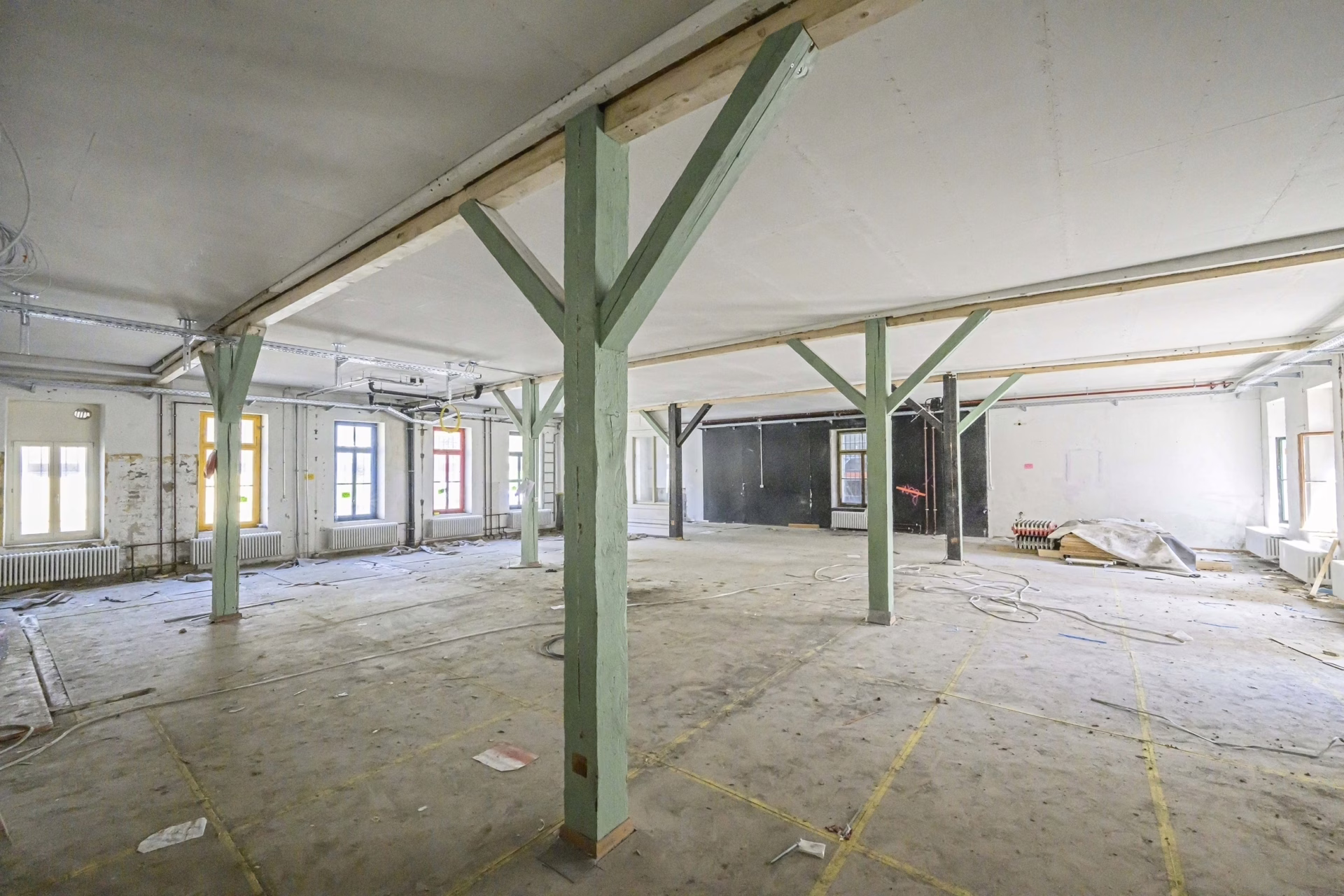 Das Erdgeschoss bleibt als grosszügige, offene Fläche erhalten und ist künftig als Atelier vorgesehen.