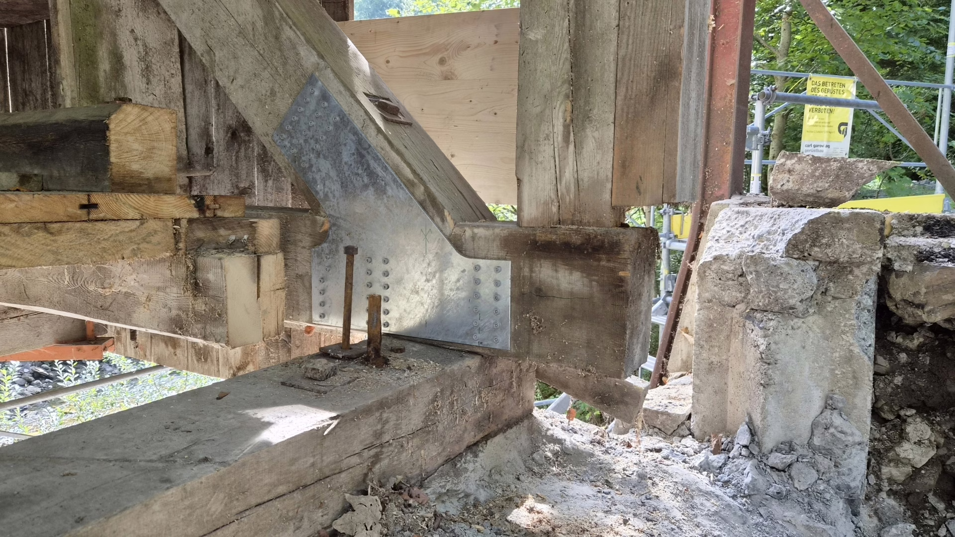 Im Vorfeld des Abtransports an die Sanierungsstelle musste die Brücke im Auflagerbereich freigelegt und von den bestehenden Widerlagern gelöst werden.