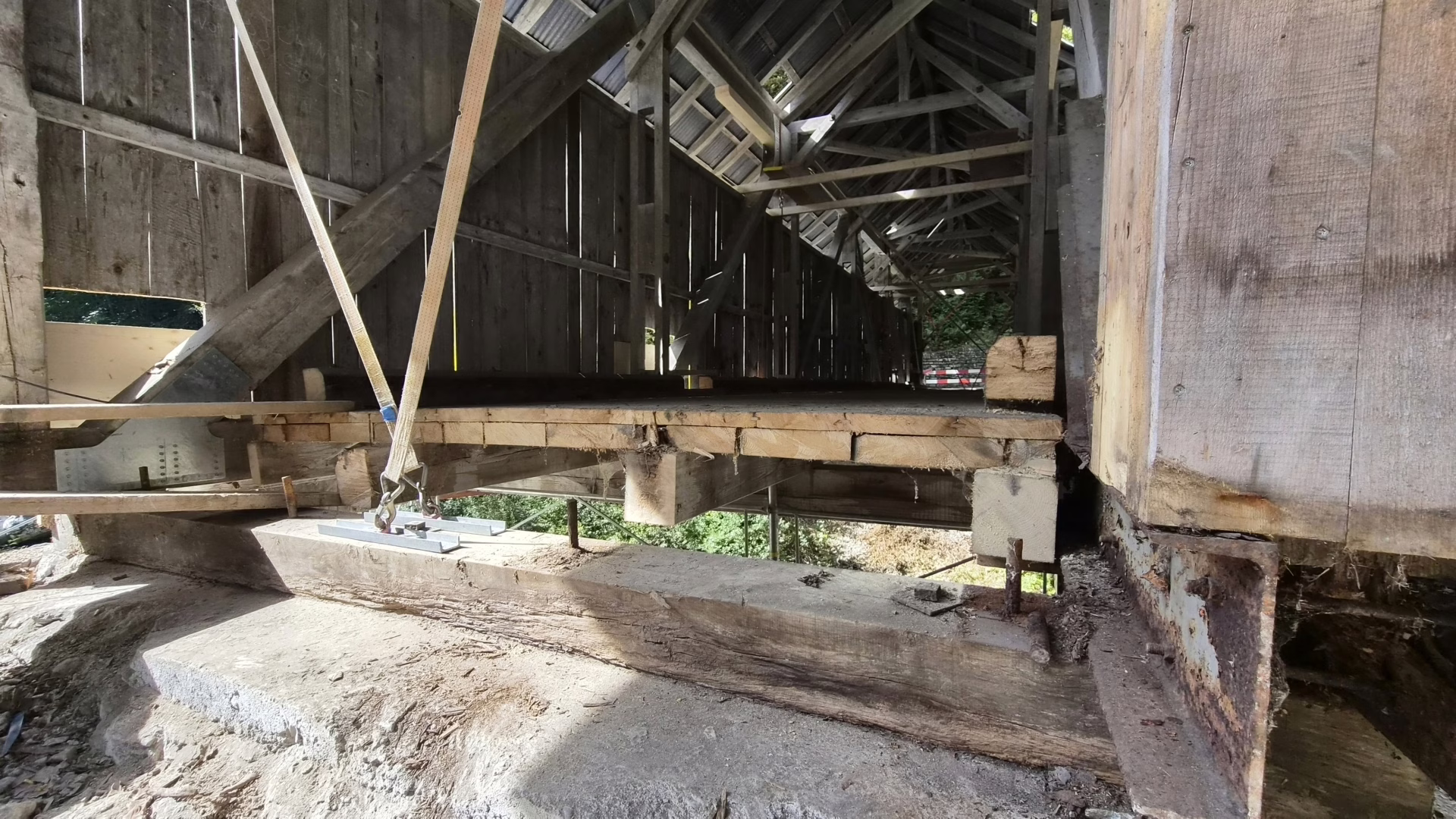 Im Vorfeld des Abtransports an die Sanierungsstelle musste die Brücke im Auflagerbereich freigelegt und von den bestehenden Widerlagern gelöst werden.