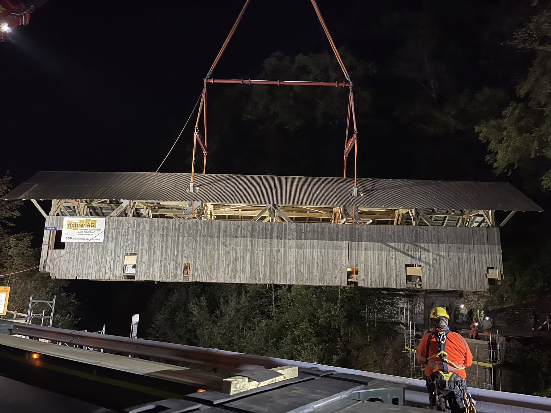 Die Aushebung erfolgte in der Nacht. Rund 2,5 Stunden auf das Einrichten des Krans und das Anhängen der Brücke.