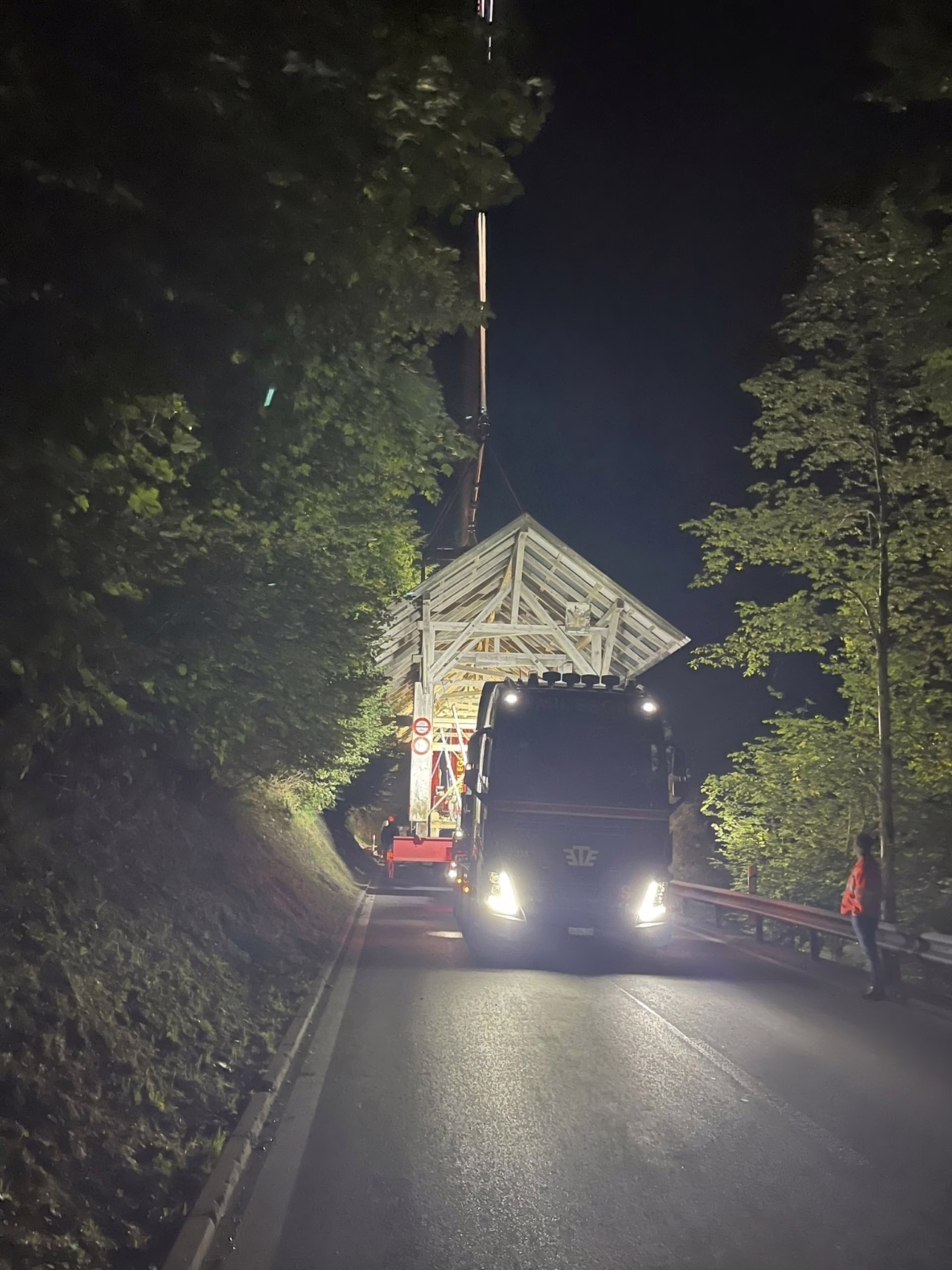 Der Aushebevorgang dauerte nur etwa 30 Minuten. Anschliessend wurde die BrĂĽcke mit dem Tieflader zum nahegelegenen Sanierungsplatz transportiert.