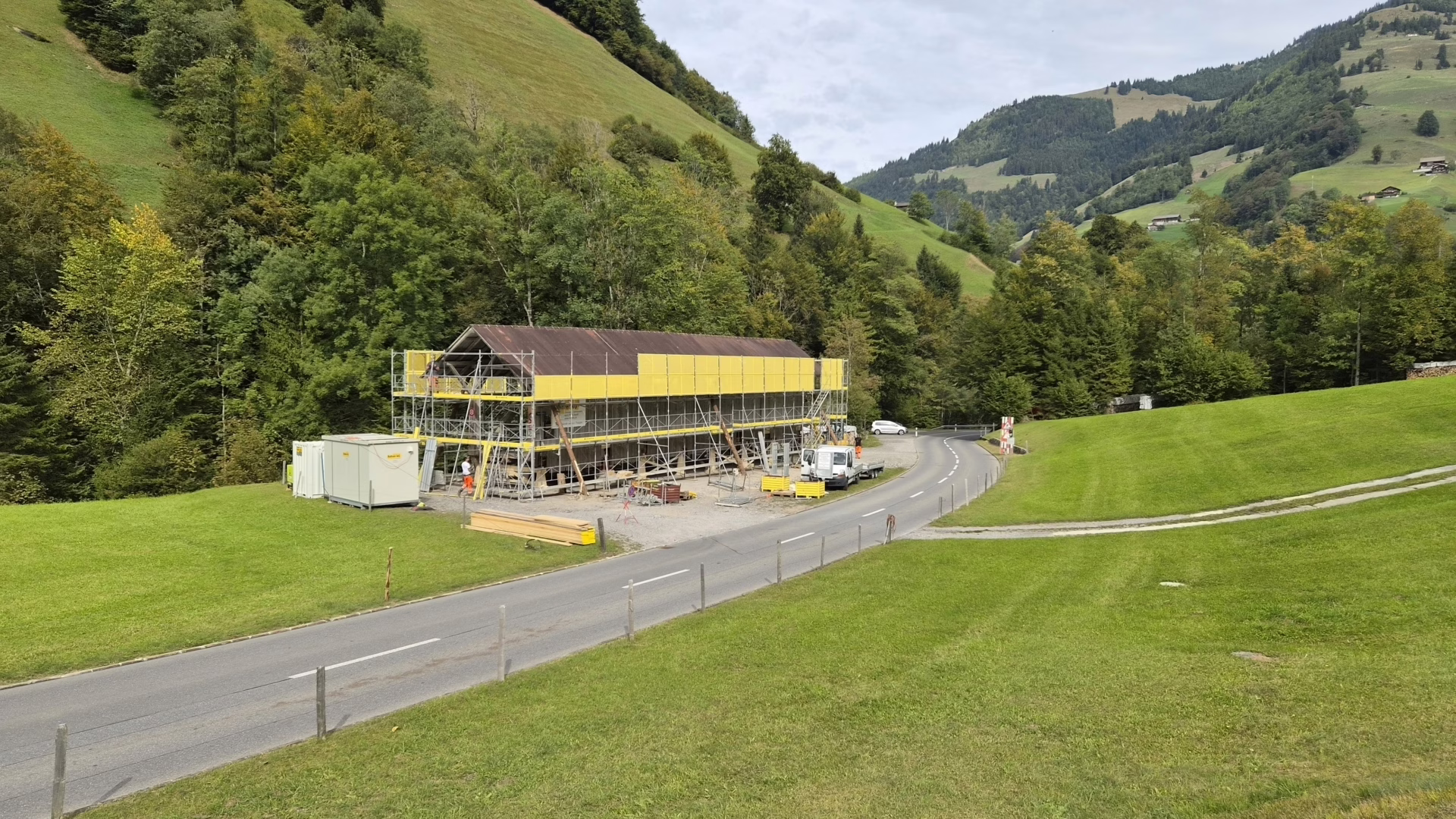 Die Brücke wird nun auf einem Platz in der Nähe bis etwa Dezember 2026 saniert und dann wieder auf den vorbereiteten Widerlagern angebracht.