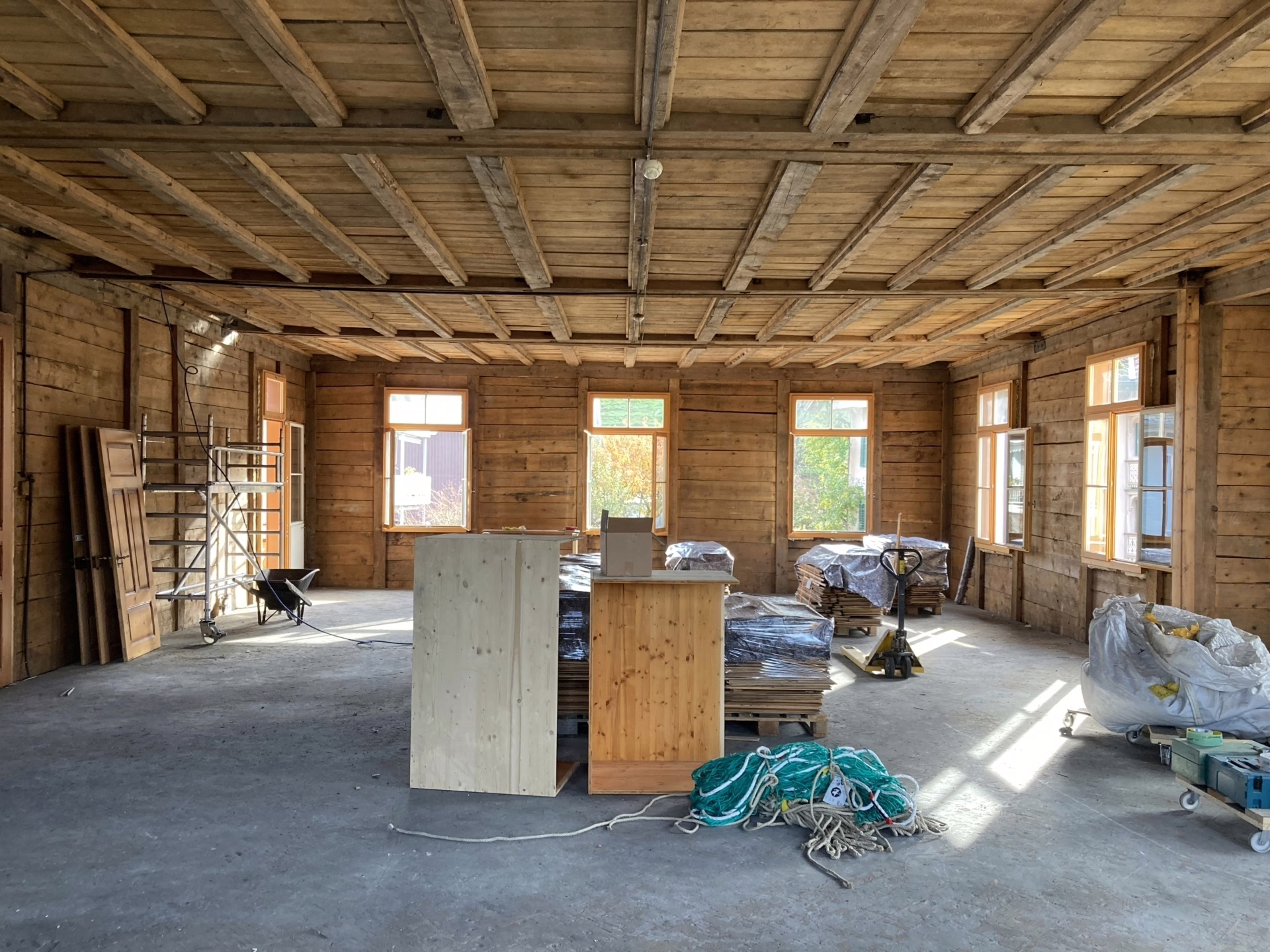 Ständer-Bohlenbau mit Balkendecke im Festsaal