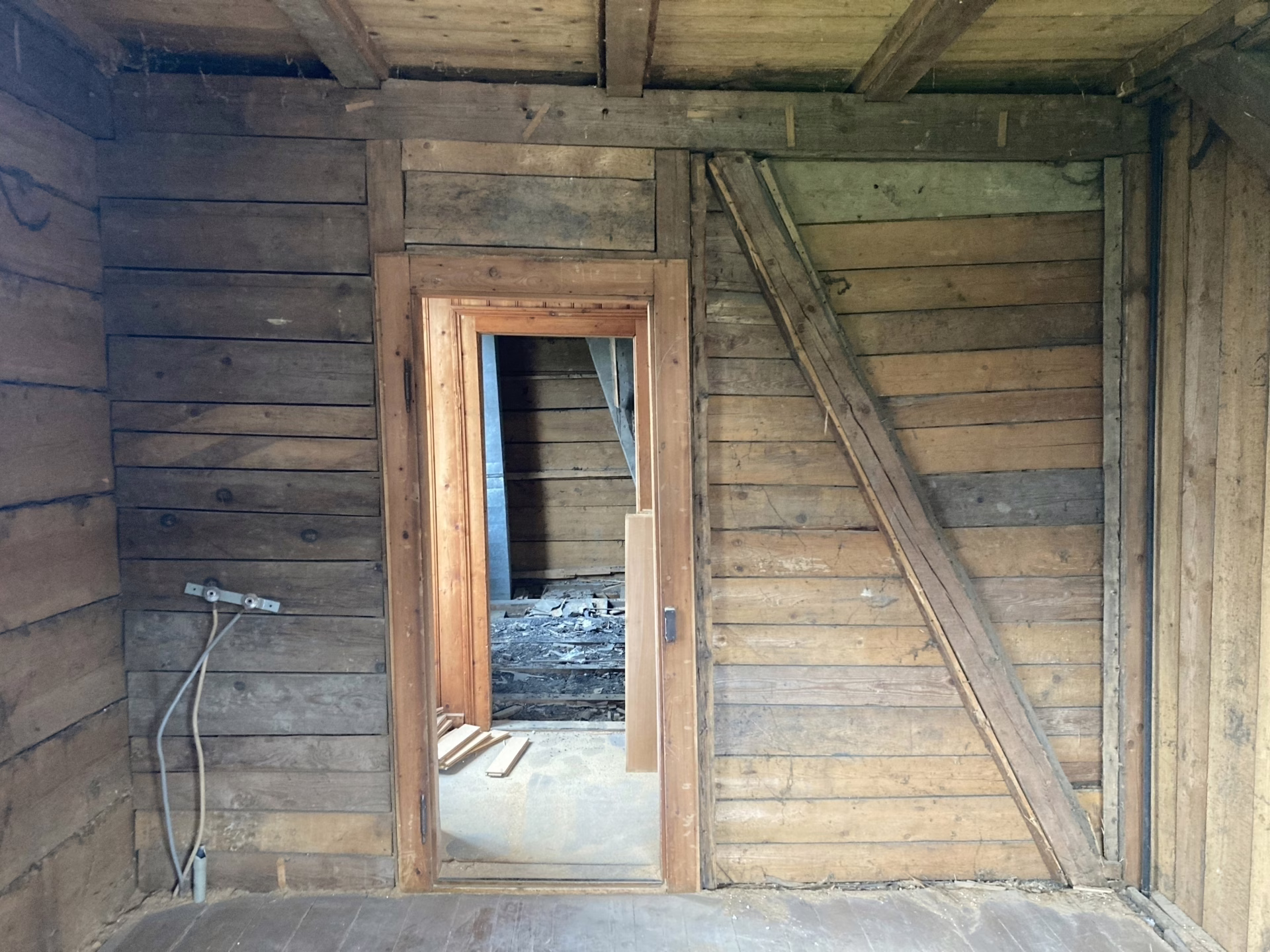 Innenwand mit sichtbarer Verformung (Korridorwand ĂĽber dem Saal)