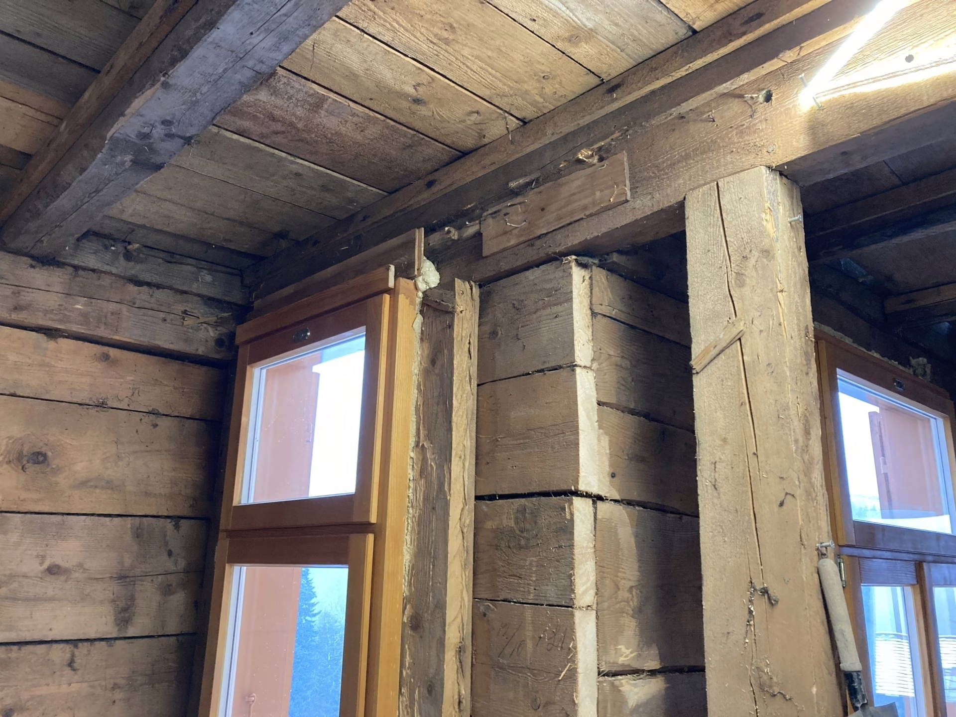 Fehlender Eckpfosten sowie grössere Stauchungen der Querfasern im Balken über der in den Raum versetzten Stütze (Fotos weiter unten zeigen die Ertüchtigung dieser Stelle).