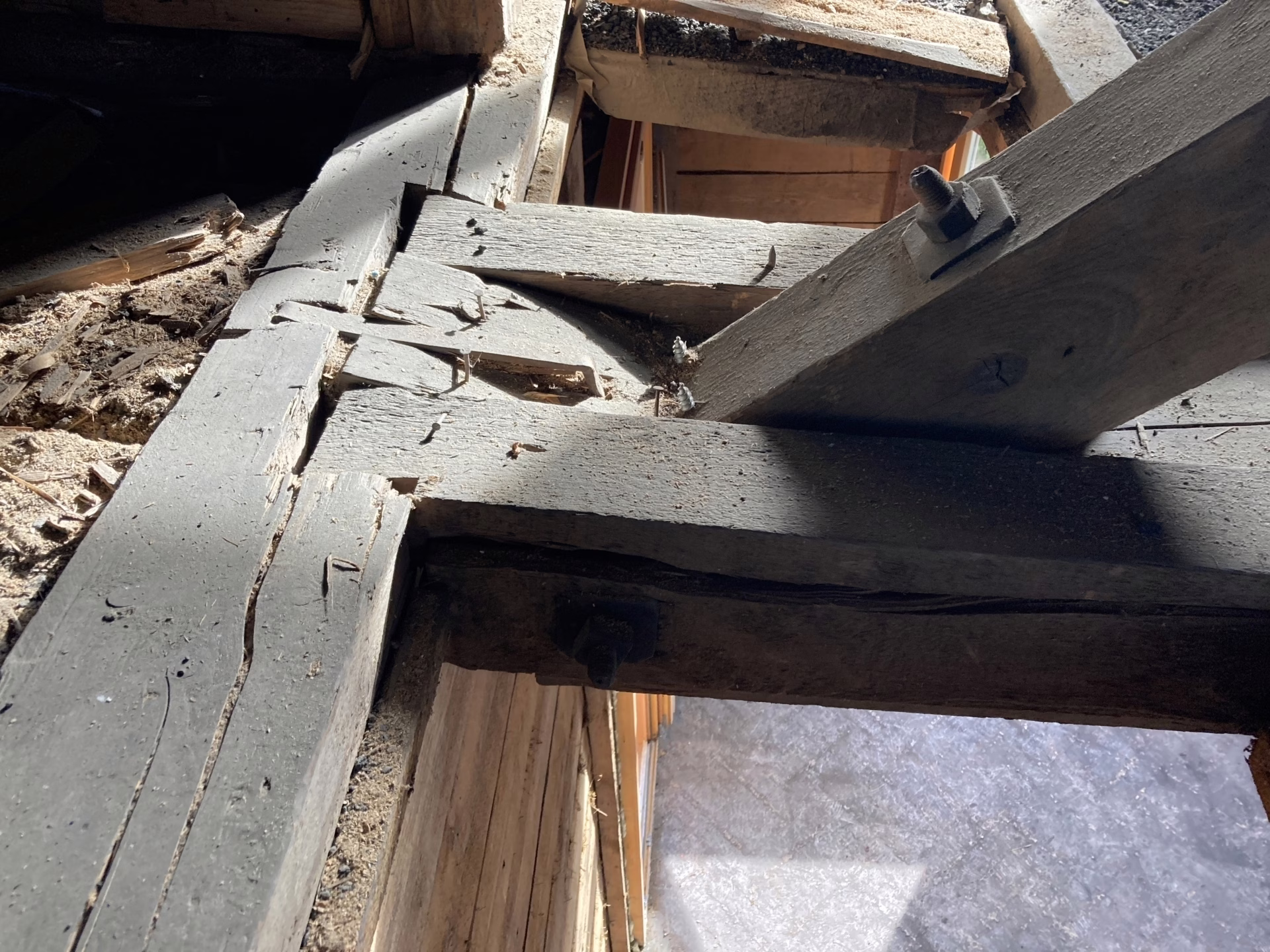 Gebrochenes Mittelholz (Zerrbalken) bei der Krafteinleitung der Sprengwerkstrebe. Beidseitig davon befinden sich die Deckenauflagerbalken, welche mit einseitigen Schwalbenschwanzzapfen in die Wandschwelle eingelassen sind.