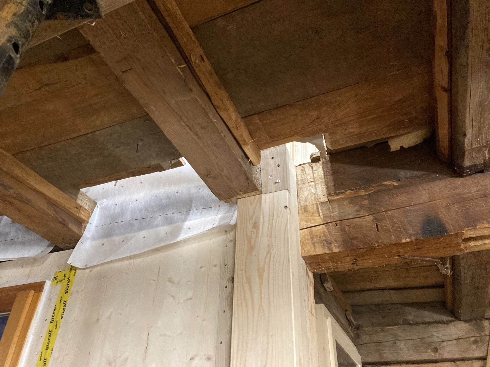 Vertikaler Lastabtrag über den Einbau neuer Hauptstützen – ein minimalinvasiver Eingriff im Bestand. Die Pfosten verschwinden im Endzustand hinter der Holzbekleidung.