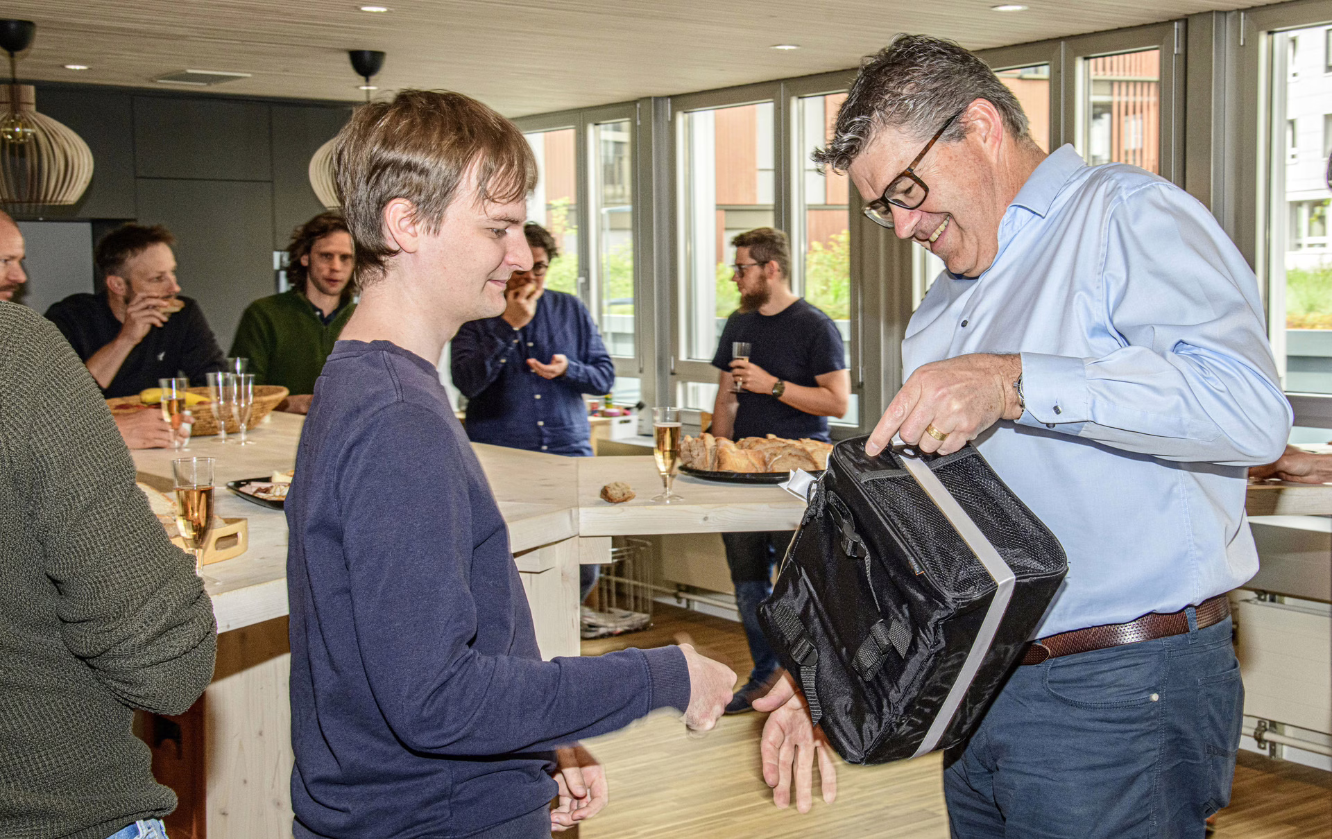 Pirmin Jung gratuliert persönlich und übergibt ein Geschenk.