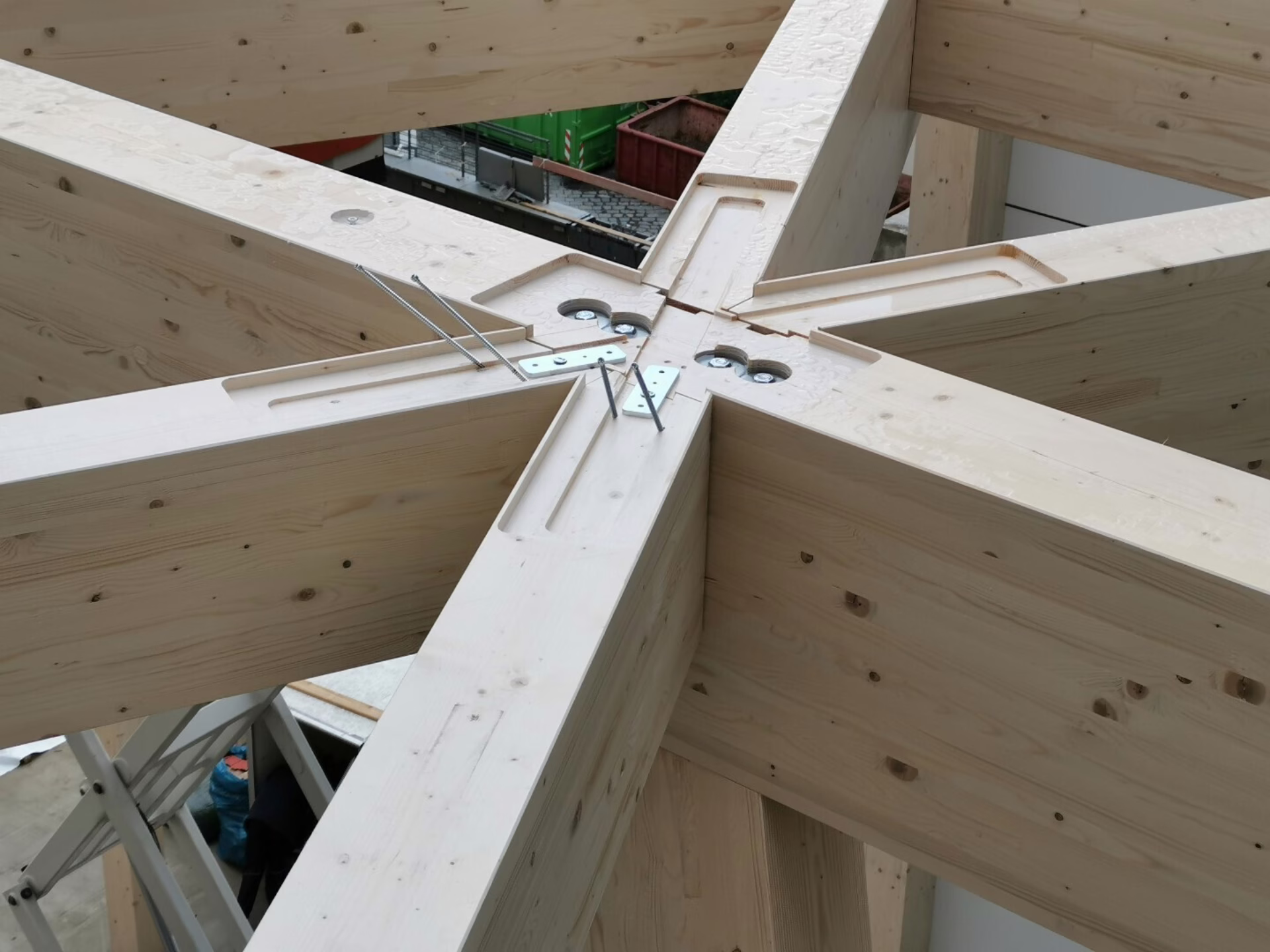 Mittlerer Knoten in der Dachkonstruktion