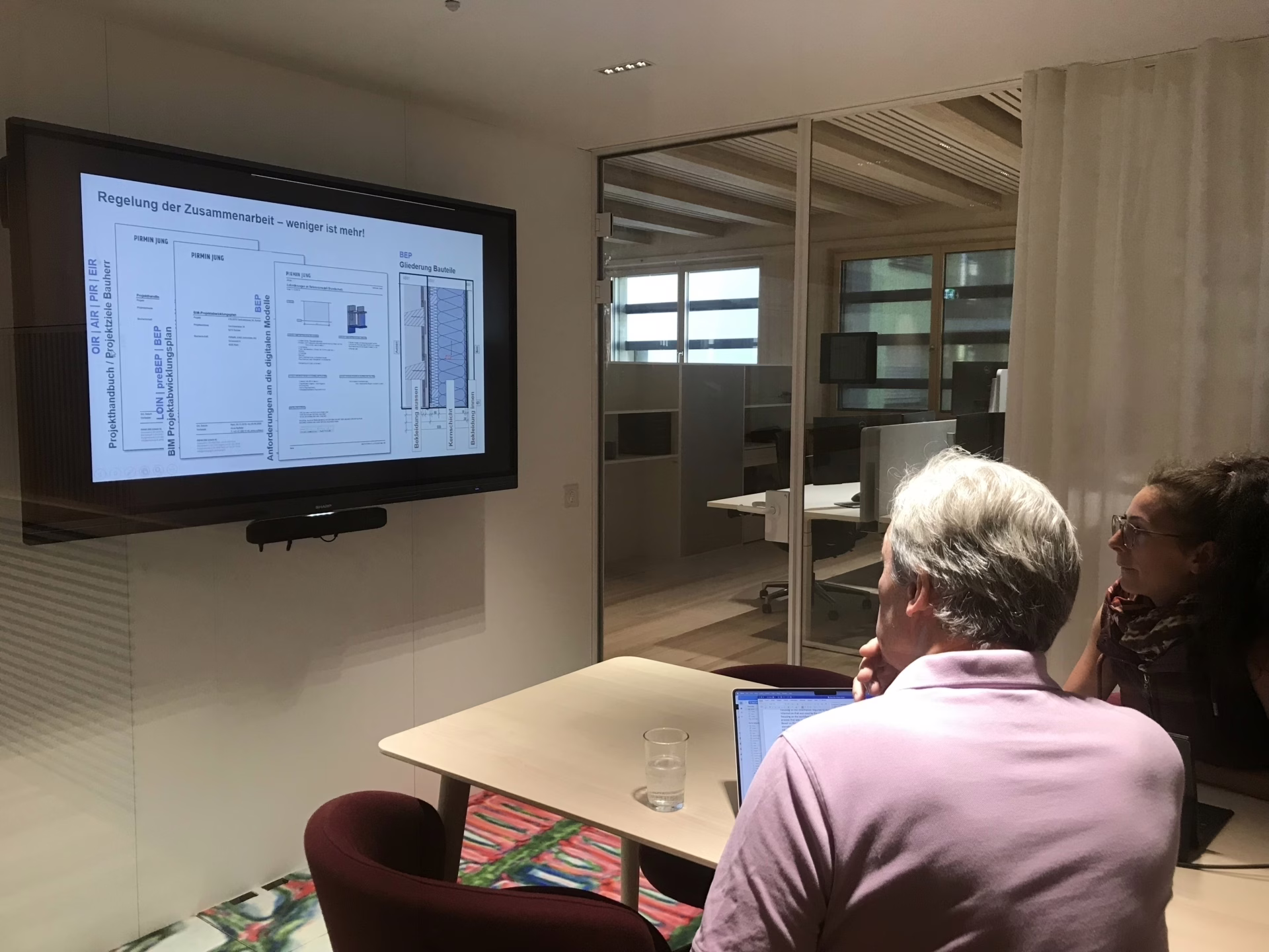 Austausch zwischen Anne Nyffeler, BIM-Koordinatorin Haus des Holzes und Martin A. Fischer über die gemachten Erfahrungen und Themen im Projektteam Haus des Holzes