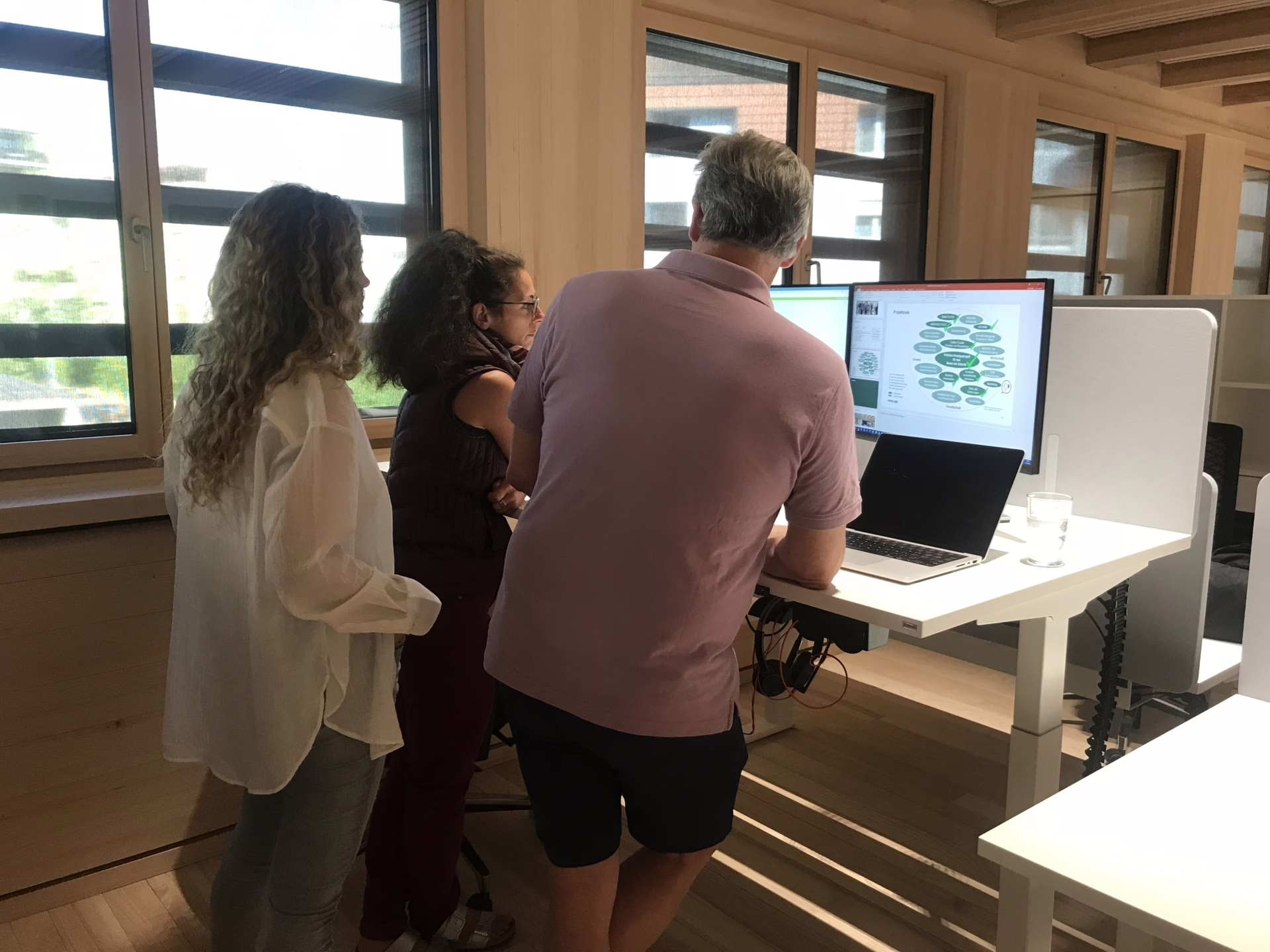 Austausch zwischen Anne Nyffeler, BIM-Koordinatorin Haus des Holzes, Carina Schmid, Projektleiterin Bauphysik und Martin A. Fischer über die gemachten Erfahrungen und Themen im Projektteam Haus des Holzes