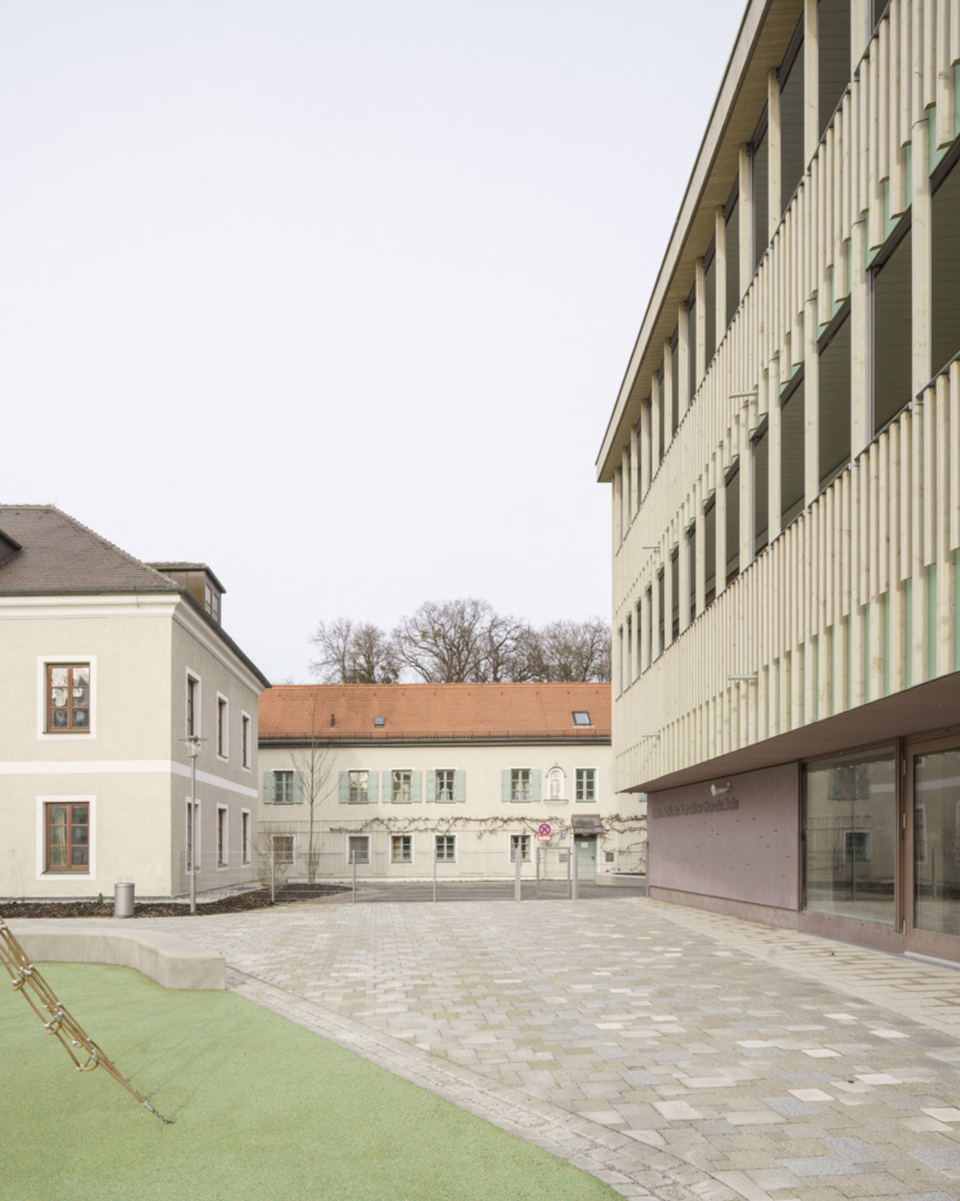 Hängende Balkone, die über die halbe Gebäudelänge verlaufen