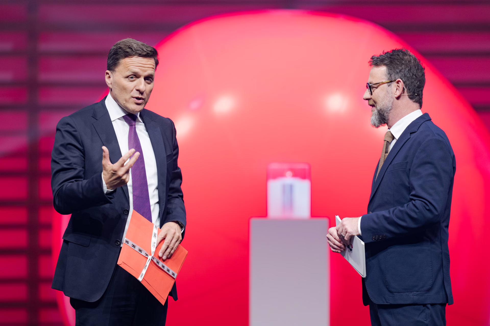 Spannung steigt, die Preisverkündung durch Andreas Gerber, Präsident SVC. Fotografie: Keystone sda