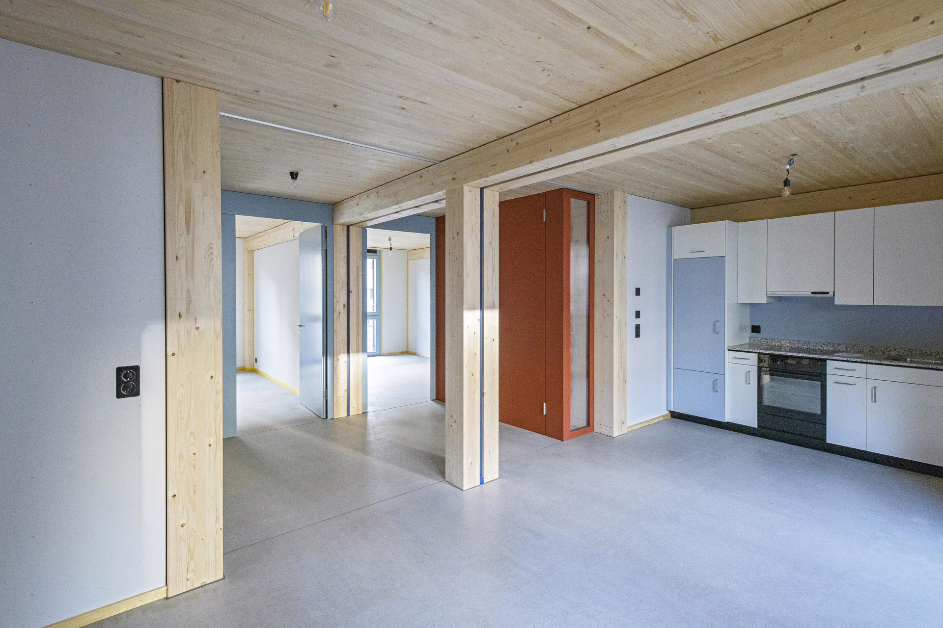 Die Küchen wurden aus einer Siedlung in Zürich aus- und in Basel wieder eingebaut.